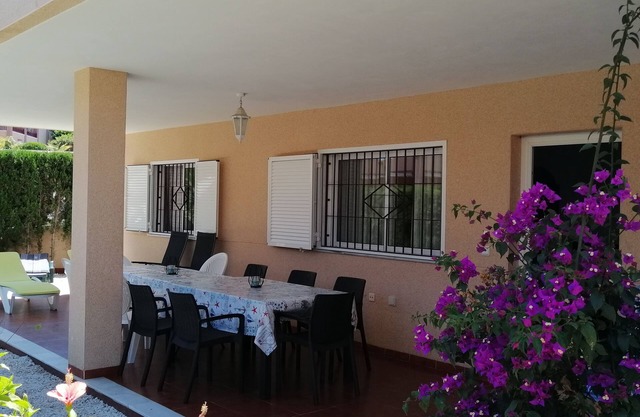 Semi-detached with garden + swimming pool near beach, WIFI fiber + garage