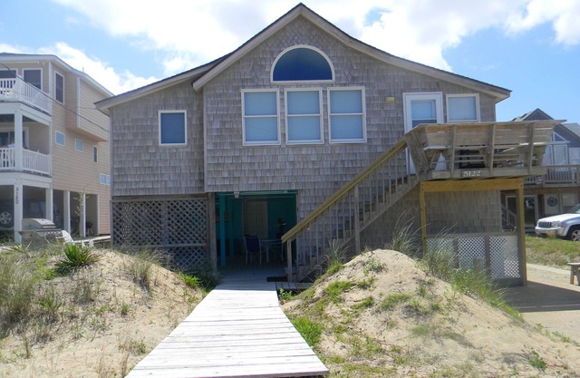SEMI-OCEANFRNT SEA VIEW/POOL/HOT TUB/BEDS MADE/2 MIN WALK TO BCH ACCESS