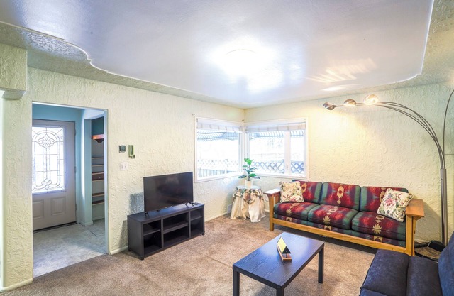 Serene 2-bedroom apartment in downtown with big parking lot and convenience