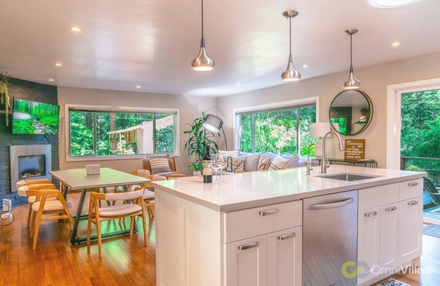 Serene 2BR Retreat, Great Views, Private Hot Tub