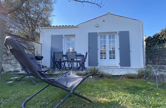 Serene 3-Room House, 4 Guests, Close to Beach, Free Wi-Fi, Patio, Quiet Area, Parking