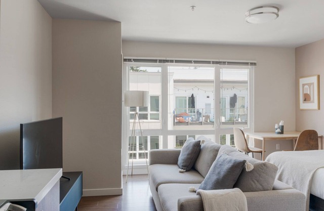 Serene Bellevue Studio w/Gym & Pet Area, nr Shopping, by Blueground