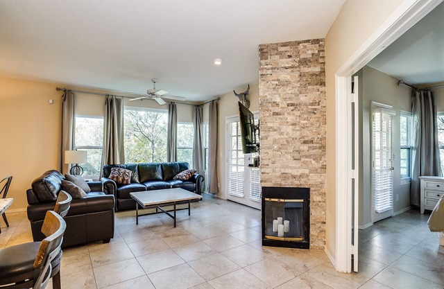 Serene Catalina Foothills Condo - Pool, Hottub, Spectacular Mountain & City View