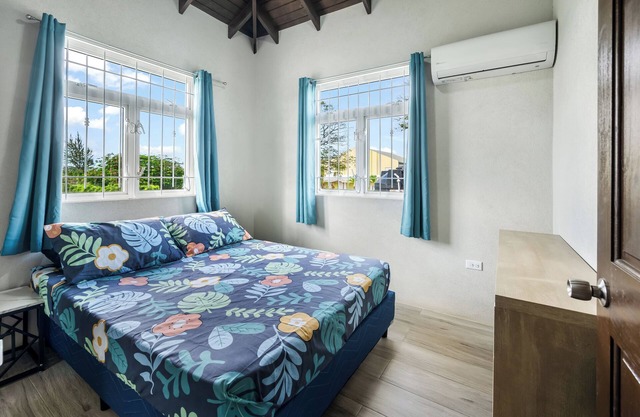 Serene Escape - Central & Modern with AC