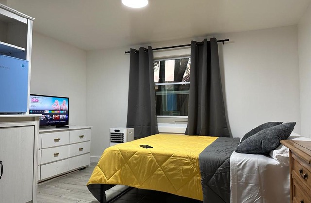Serene Full Bed with 50 Inch Smart TV, Netflix, AirPlay, Mini-Fridge, and 500 Mbps WiFi near FIU, Dolphin Mall, Airport