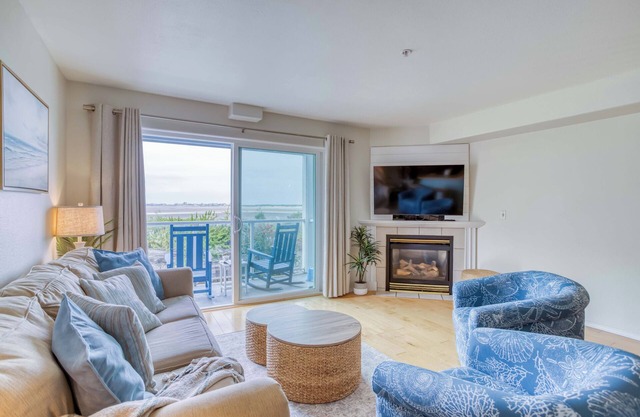 Serene Ground-Level Siletz Bay View Condo, Beach Path, Many Restaurants!