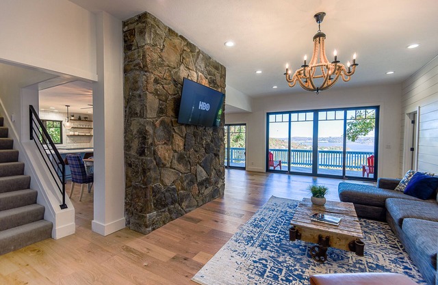 Serene Lake Retreat: Enjoy lake views and privacy with 15 wooded acres