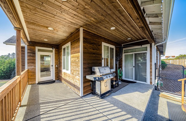 Serene, Open Home w/a Private Hot Tub - Walk to Beach & Golf