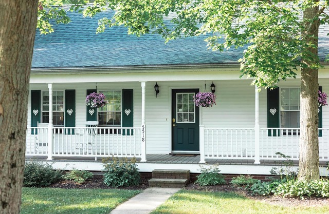 Serene, wooded setting near wineries, covered bridges, Lake Erie, & more!
