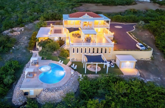 Serene XL Villa w/amazing views in Coral Estate - private pool & hot tub