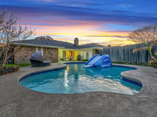 Serenity 4BR Haven with Lagoon Pool