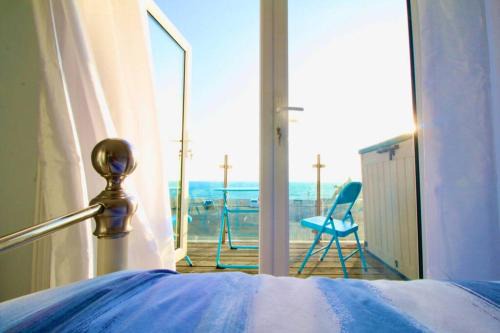 Serenity "your calm seafront retreat" By Air Premier