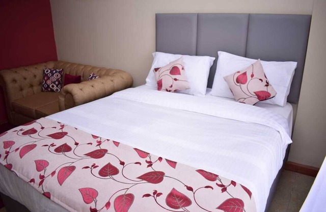 Serviced Studio Apartments 7 mins drive to Airport