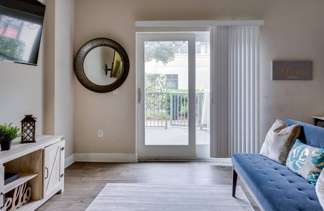 Sexy Myers Park poolside Farmhouse-Chic studio