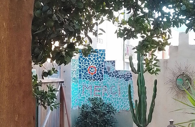Shady garden apartment, 100 meters from the beach.