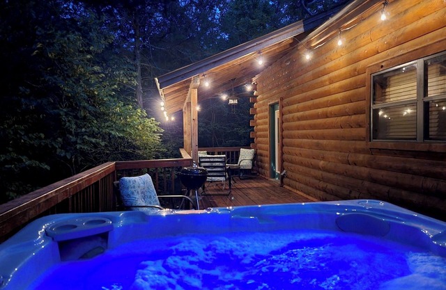 Shady Oak- Luxury Two bedroom, Two bath Cabin with Hot Tub! Hiking Trail and Cave on property!