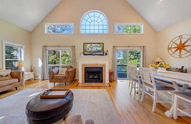Shangri-La -dogs friendly, firepit, wifi, 2 kayaks, 2 kitchens, and a Pool Table