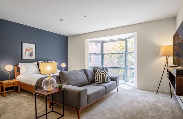 Sharp South Beach Studio w/3 Pools + Sauna near SF Bay by Blueground