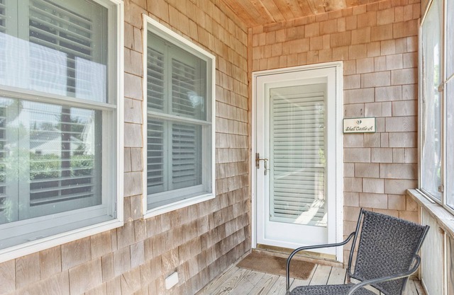 Shell Castle 1st Floor 2BR Villa -Screened Porch!