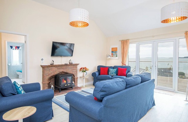 Shell Haven, Holiday Cottage Amroth, Sleeps 8, 4 bedrooms, bathrooms