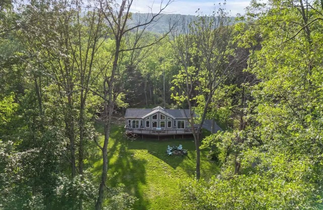 Shenandoah Getaway Cabin - Hot Tub, Sauna, Fire Pit & Forest Views. Near Hiking