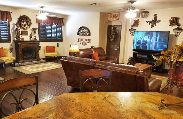 Sherrif says "Put'm up~in the WILD WEST RETREAT!" Budget & Pet Friendly!