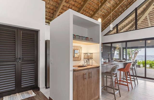 Shoreline Haven: 1BR Bungalow by the Sea in Moorea