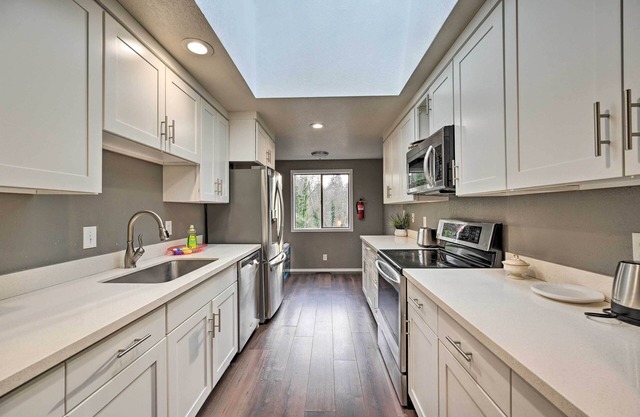 Shoreline Home w/Deck ~ 14 Mi to Downtown Seattle