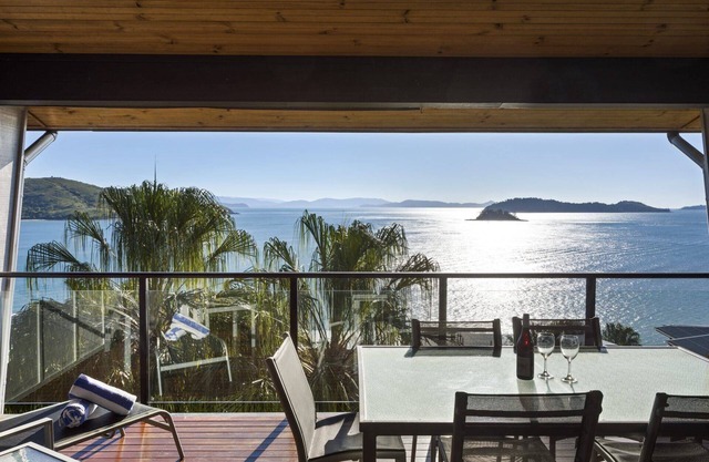 Shorelines 23 Hamilton Island - oceanviews, golf buggy and transfers