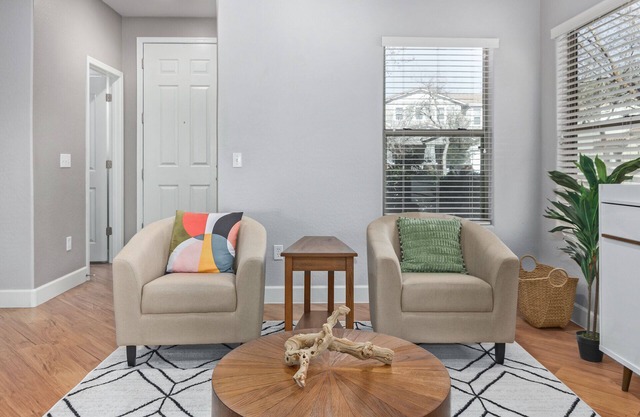 Short or Longer Stays! Spacious Chic Downtown Retreat w/Community Pool