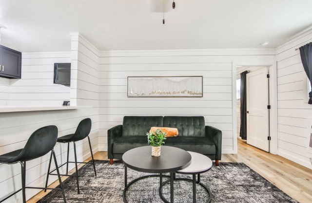 Short Term Rental 1BR, Furnished, Paid Utilities, Pet-Friendly, Free Internet.