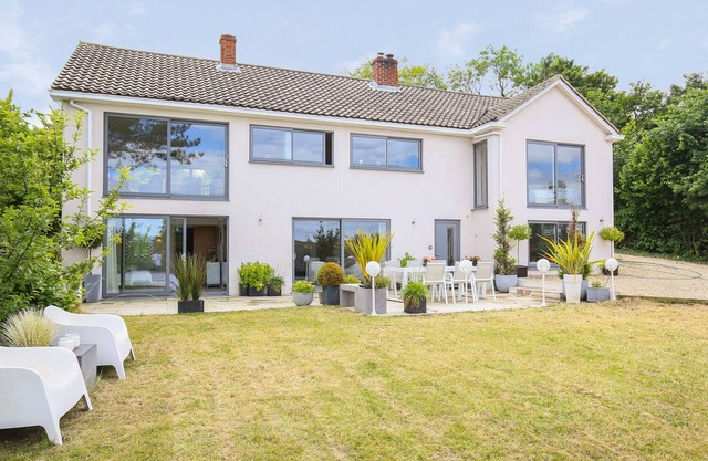 SHUTTS HOUSE GARDEN APARTMENT, pet friendly in Coombe Bissett