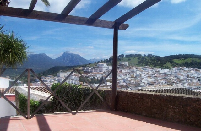Sierra de Grazalema, 2-6 people, town center, pool, garden, wifi.
