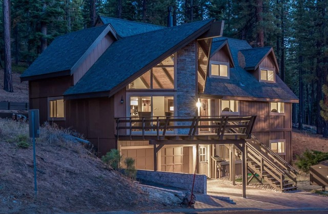 Sierra House Luxury Chalet: 7 Bedrooms, sleeps 14, Hot Tub, Pool Table and more!