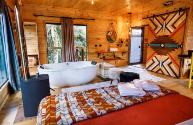 Signal Cabin: bathtub and incredible view from the bed!