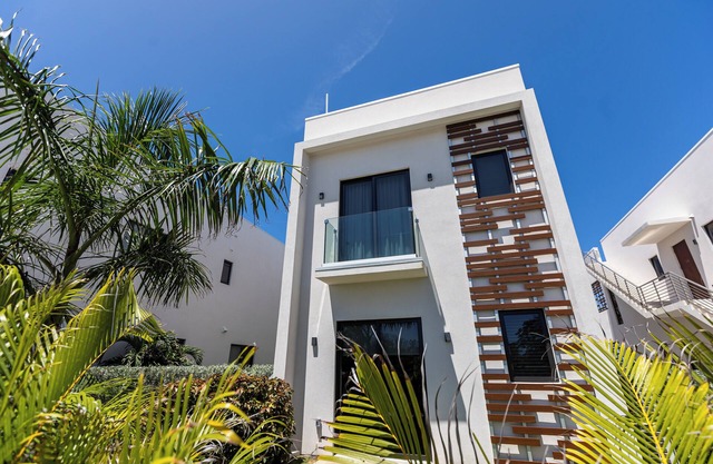 Silver Reef 10-Luxury beachfront unit with rooftop terrace & outdoor kitchen!