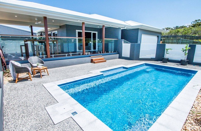 SILVER SANDS - air conditioned property with pool & under cover boat parking