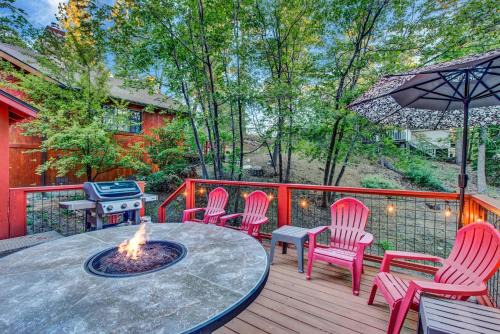 Silvertip Pines Cozy Hillside Log Cabin Retreat