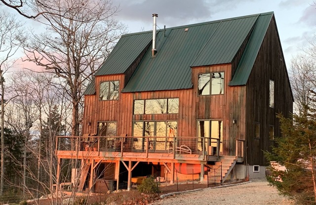 Simplify! Amazing views. Loaded kitchen. Pet friendly. Stargazing.