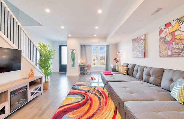 Simply Comfort. New Townhomes 16 Guests, BBQ, Parking