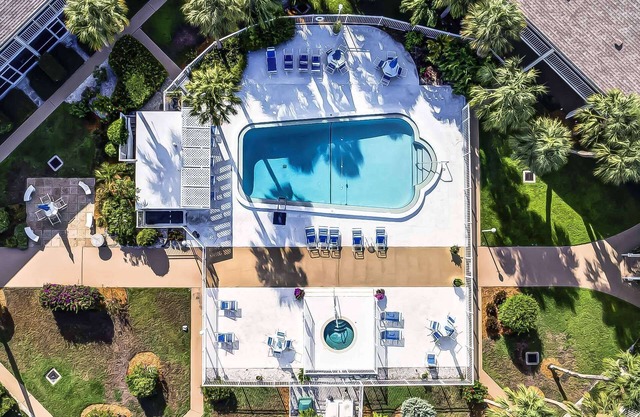 Simply Paradise! Updated Corner Unit Steps to Lido Beach & St. Armand's Circle, Pool, & Spa!