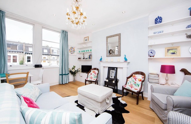 SINCLAIR ROAD, KENSINGTON - 2-bedroom apartment in a quiet residential street