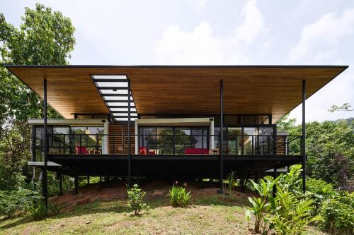 Sinfonía Tropical, ocean view, 5 minutes driving to Playa Linda, 15 to Dominical, wifi Starlink