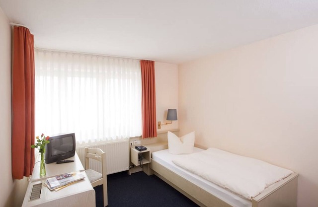 Single room with shower and WC