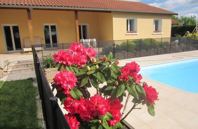 Single-storey villa with secure saltwater swimming pool