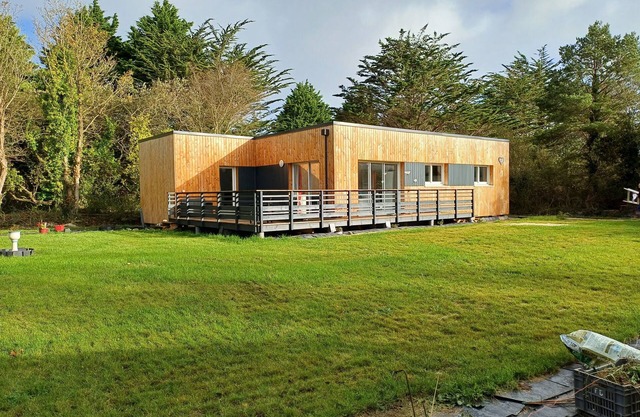 Single-storey house. In a quiet wooded garden 300m from the beach.