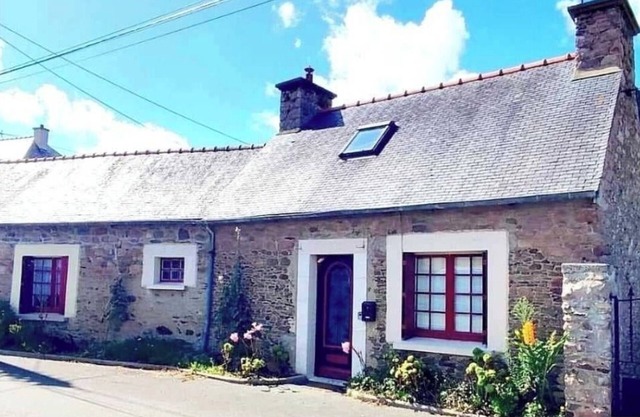 Single-storey house, typical of Brittany,. animals accepted.