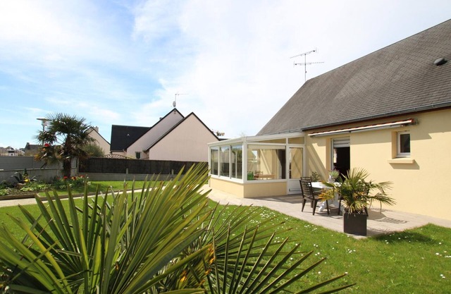 Single-story house with veranda, wifi, parking and garden near beach