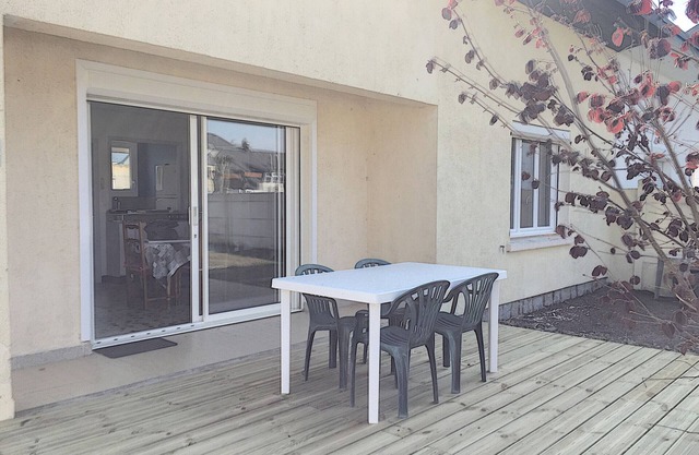 Single-Story House: Central Location, 150m from Beach, Terrace, Parking