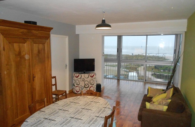 SION - BEAUTIFUL APARTMENT SEA FACING 6 PERS + BIKES AVAILABLE
